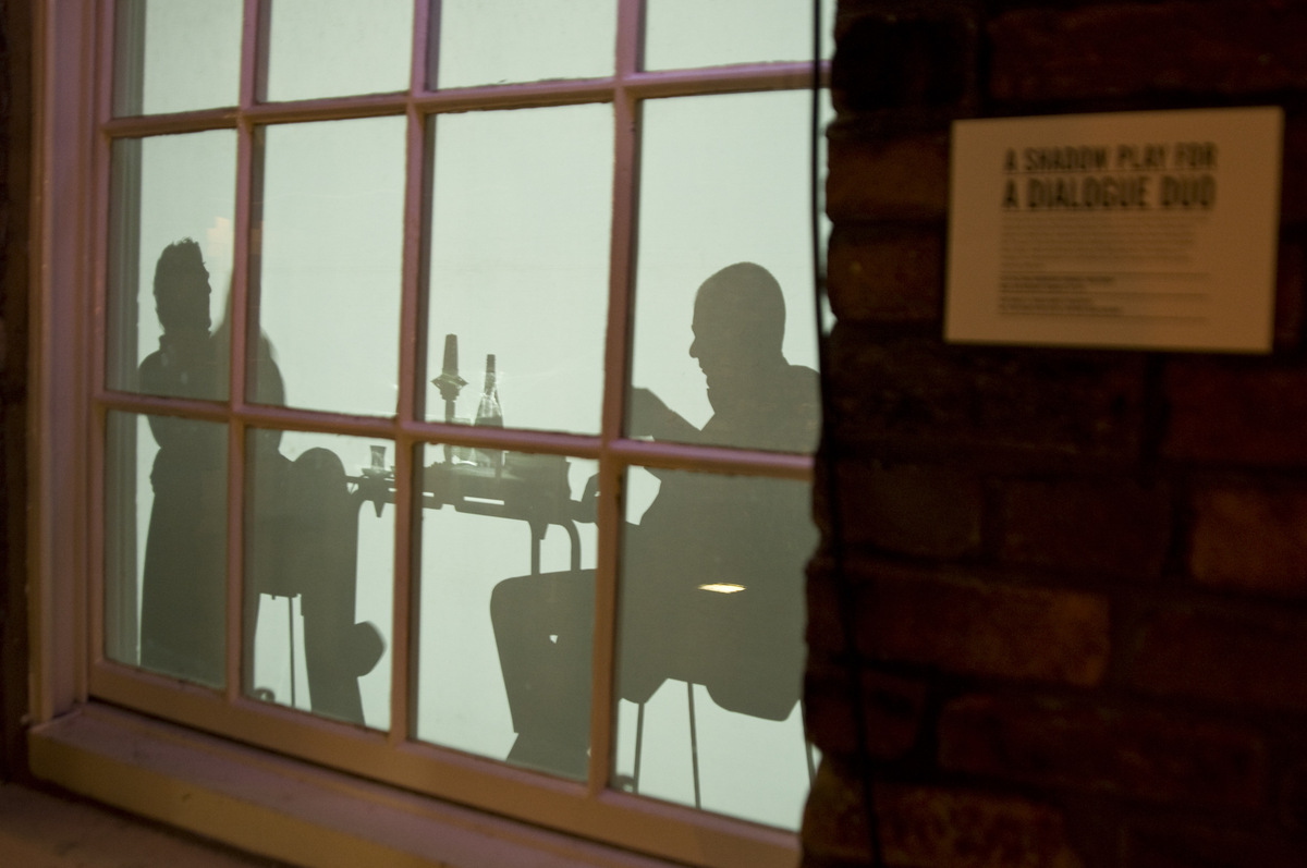 A Shadow Play for a Dialogue Duo, The Bluecoat, Liverpool — vue de l'installation depuis l'extérieur