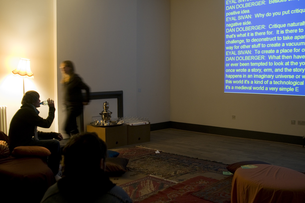 A Shadow Play for a Dialogue Duo — public suivant le sous-titrage en direct de la conversation